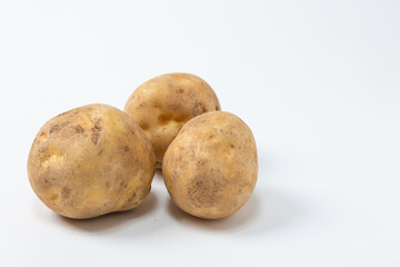 じゃがいも3個の素材画像「右空き」