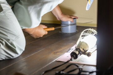 新築住宅のトイレの排水パイプのカット