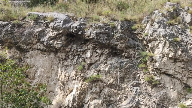 Montagne e rocce nel parco della gola della Rossa e di Frasassi nelle Marche in Italia