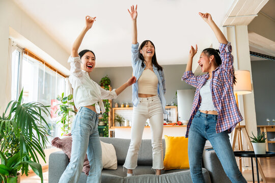 Happy beautiful chinese women friends bonding at home - Playful pretty asian female adults meeting and having fun at home, concepts about lifestyle, domestic life and friendship