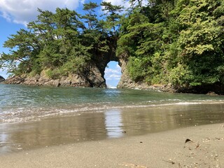 ビーチにある穴の空いた岩場