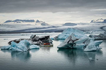 Foto auf Acrylglas Boats at Diamond Beach and Jökulsárlón glacier lagoon in Iceland © Zack Frank