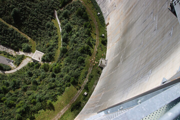 Blick vom Skywalk auf die Talspere des Kölnbreinspeichers. Kühe rasten unter der beeindruckenden Mauer.