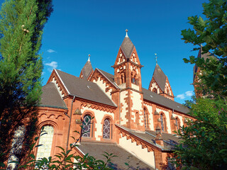 Die Kirche St. Lutwinus in Mettlach, eine römisch-katholische Pfarr- und Wallfahrtskirche im Landkreis Merzig-Wadern, Saarland. Aussicht vom Premiumwanderweg Traumschleife Saarschleife-Tafeltour.