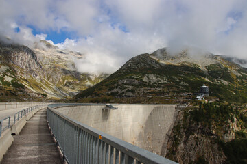 Blick auf das imposante Hotel und Skywalk auf über 1900 Höhenmeter. Die Kölnbreinspeichertalsperre ist die größte in Österreich mit über 200m Höhe und über 600 Meter breite in Kärnten.
