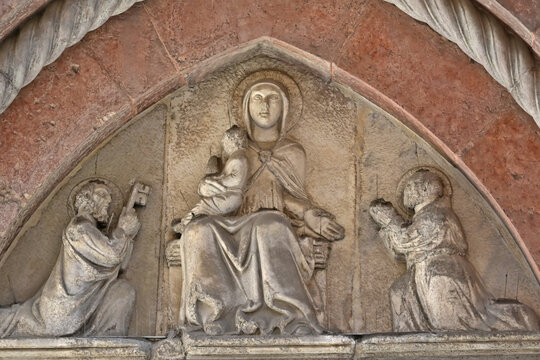 Pesaro, il portale del Santuario Patronale della Madonna delle Grazie (frati OSM Servi di Maria) - Marche