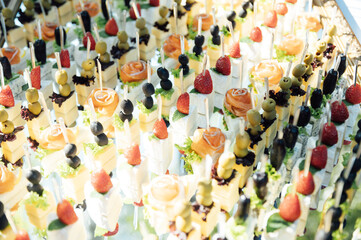 The closeup image of the various small cup cakes on mirror plate