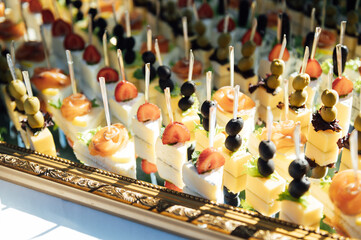 The closeup image of the various small cup cakes on mirror plate