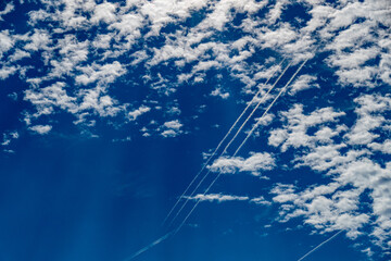 Kondensstreifen von 3 paralell fliegenden Flugzeugen am Himmel