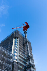 建設中のタワーマンションと大型クレーン