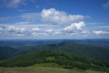 Fototapeta na wymiar Widok na góry, krajobraz górski, niebieskie niebo i góry z dolinami i pejzażem górskim