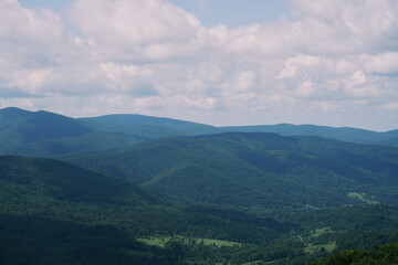 Fototapeta premium Widok na góry, krajobraz górski, niebieskie niebo i góry z dolinami i pejzażem górskim