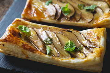 Puff pastry with pear, honey and mint
