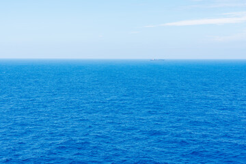 Obraz premium 大洋を航海する船