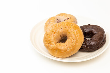 皿に盛り付けられたベーグル