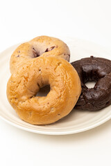 皿に盛り付けられたベーグル