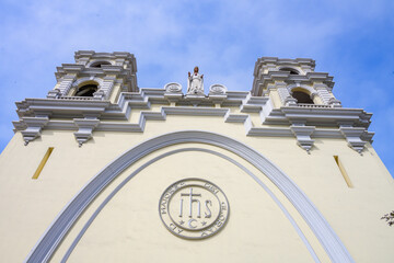 Igreja católica situada em Barranco, Lima. Peru. Tons de branco e amarelo na imagem da santa.  - obrazy, fototapety, plakaty