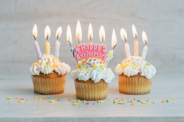 誕生日や記念日　お祝いのかわいいケーキ　カップケーキ　キャンドル　パステルカラー　ハッピーアニバーサリー