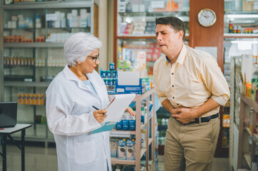 Obraz premium pharmacist is asking about a patient's condition in order to prescribe medication according to the patient's symptoms who come for prescription consultation in a modern pharmacy.