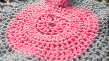 Alfombrilla circular de lana azul y rosa