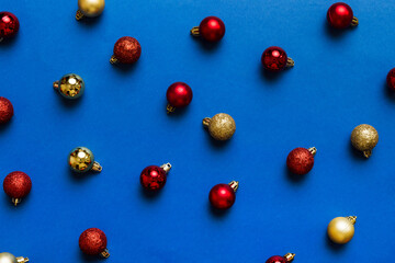 Christmas composition. a pattern of christmas balls on colored background. Flat lay, top view New year decor