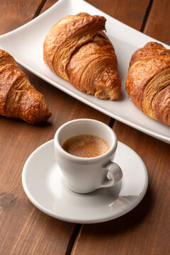 Caffè espresso e cornetto, colazione italiana 