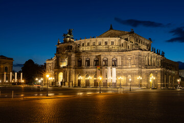 Fototapeta na wymiar Dresdener Semperoper im Abendlicht