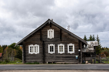 Fototapeta na wymiar ancient houses made from wood using old technologies as architectural monuments of Karelia