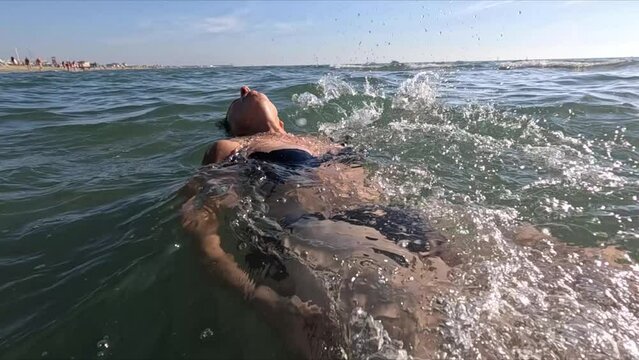 Nuotare nuoto in mare aperto