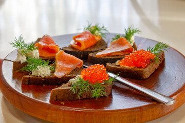 toast with salmon and caviar