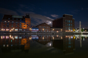Fototapeta na wymiar Duisburg Innenhafen bei Nacht