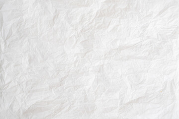 einfaches, simples Seidenpapier, geknüllt Papier weiß mit Knicken, Falten und Struktur als...
