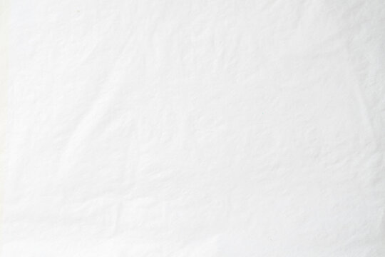 einfaches, simples Seidenpapier, Papier wei&szlig; mit leichten Knicken Falten und Struktur als Hintergrund, Background