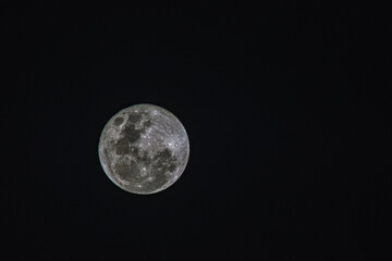 Luna llena en una noche despejada en J.B. Molina, Santa Fe , Argentina