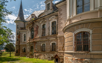 Obraz premium Haunted Abandoned Baroque-Classical Palace: A Spine-Tingling Tale of Eerie Elegance and Ghostly Grandeur