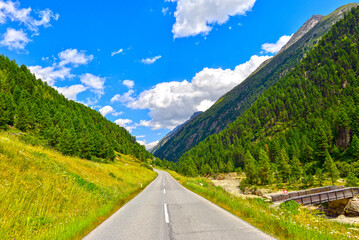 Obraz premium Venter Landesstraße (L240) in der Gemeinde Sölden im Ötztal in Tirol, Österreich