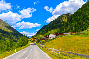 Die Venter Landesstraße (L240) bei Heiligkreuz in der Gemeinde Sölden - Tirol, Österreich