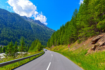 Die Venter Landesstraße (L240) in der Gemeinde Sölden - Tirol, Österreich