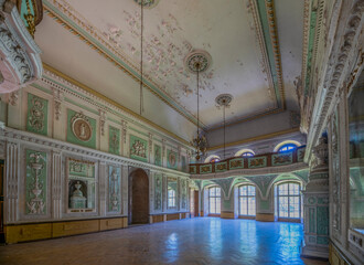 Obraz premium Haunted Abandoned Baroque-Classical Palace: A Spine-Tingling Tale of Eerie Elegance and Ghostly Grandeur