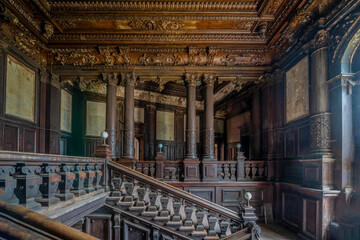 Obraz premium Haunted Abandoned Baroque-Classical Palace: A Spine-Tingling Tale of Eerie Elegance and Ghostly Grandeur