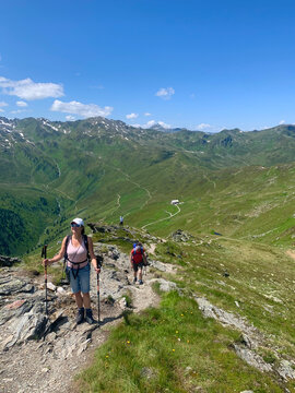 Wanderer wandern auf dem Zillertaler Höhenweg während einer Alpenüberquerung in Österreich. 