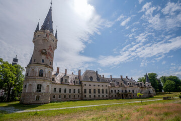 Obraz premium Haunted Abandoned Baroque-Classical Palace: A Spine-Tingling Tale of Eerie Elegance and Ghostly Grandeur