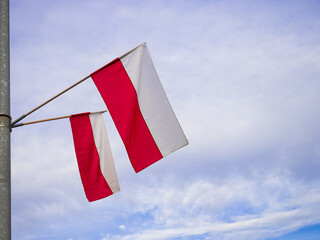 Polski flagi na maszcie - biało-czerwona flaga, Polska, 11 listopada, 3 maja, święto narodowe - obrazy, fototapety, plakaty