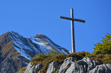 Bergkreuz auf der Alp Geissboden bei Gitschenen, Isenthal, Kanton Uri - obrazy, fototapety, plakaty