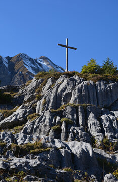 Bergkreuz auf der Alp Geissboden bei Gitschenen, Isenthal, Kanton Uri