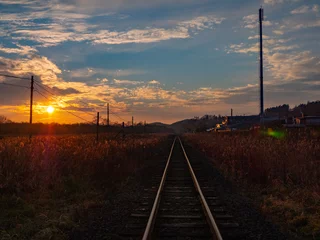Fotobehang 道東で写した線路と夕陽（北海道） © 鞘貴 本真