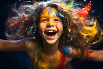 Fröhlich lachendes Kind mit Farbe bespritzt - obrazy, fototapety, plakaty