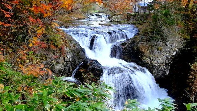 北海道伊達市三階滝公園秋紅葉と水しぶきの白のコントラストが美しい三階の滝