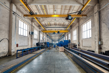 Workshop of large metal frames assembling with gantry cranes