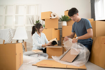 A young couple moves to a new house.
